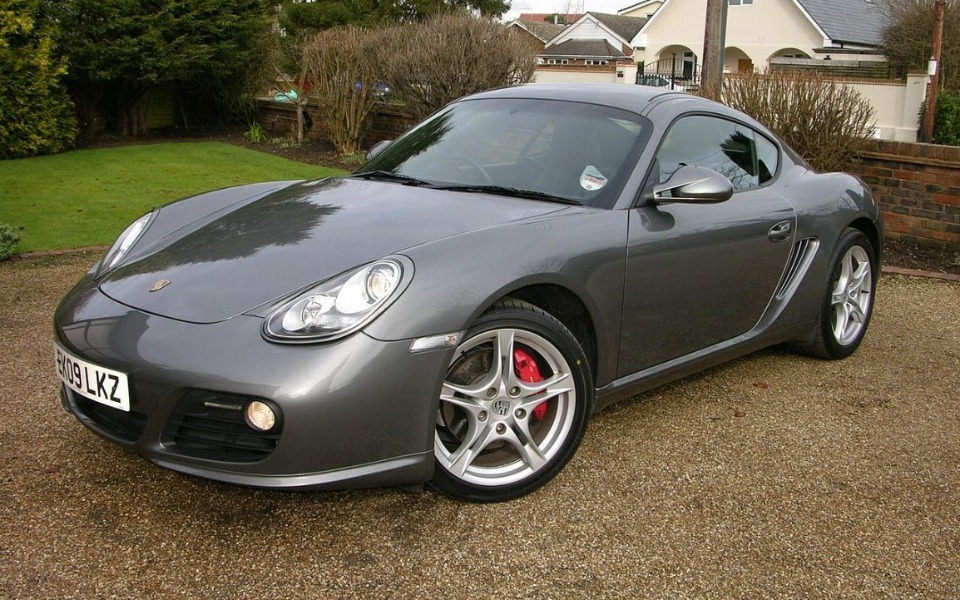 
        Elegancki samochód sportowy zaparkowany na podjeździe.
    