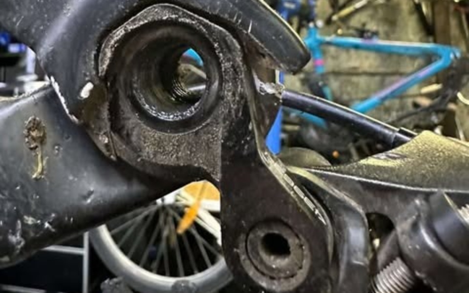 
        Uszkodzona część roweru w warsztacie.
    