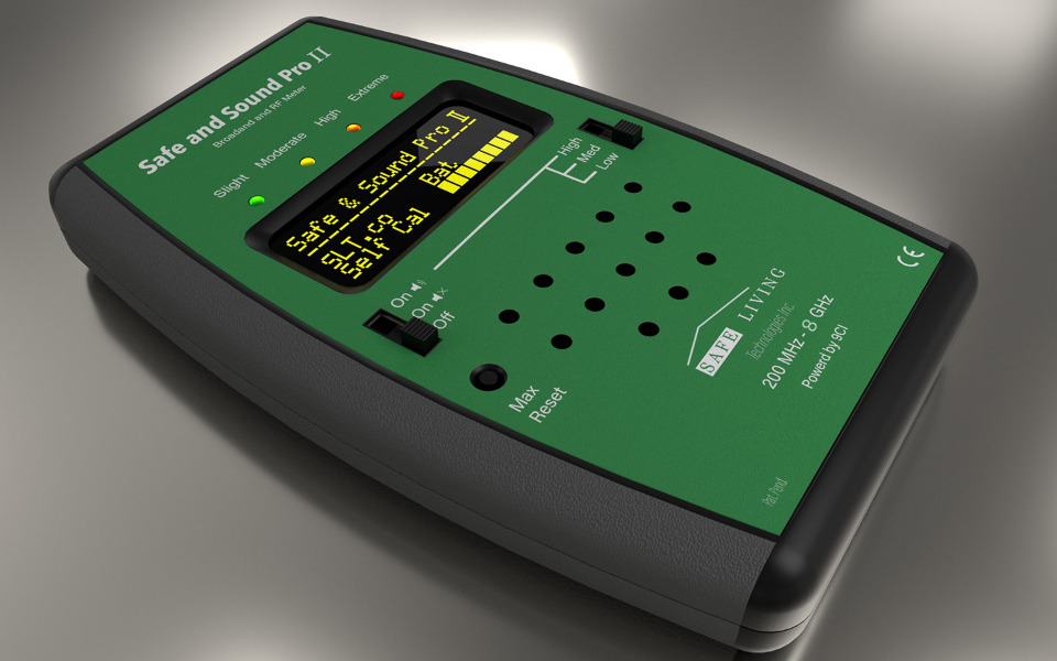 
        Urządzenie Safe and Sound Pro II z wyświetlaczem.
    