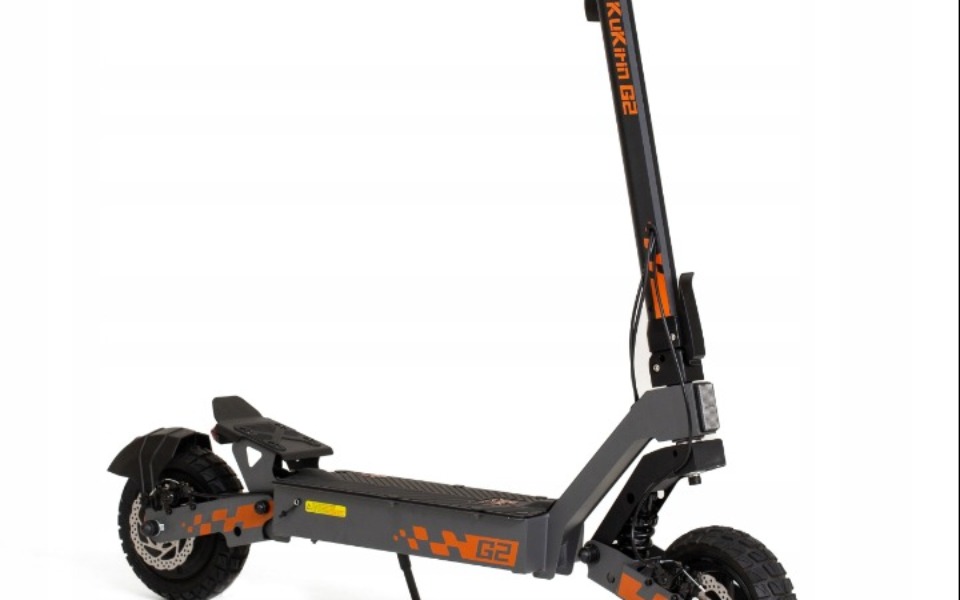 
        Nowoczesna hulajnoga elektryczna, gotowa do jazdy.
    