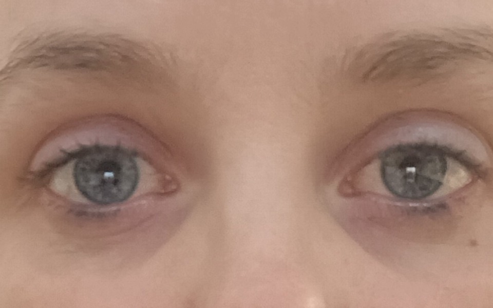 
        Zbliżenie na oczy kobiety z wyraźnym makijażem.
    