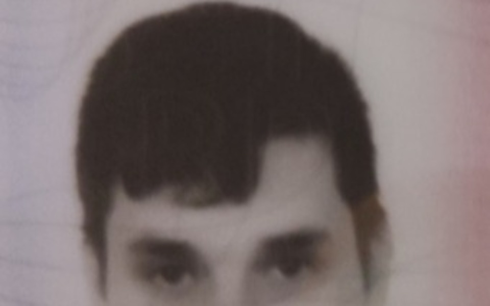 
        Rozmyte zdjęcie mężczyzny, trudne do zidentyfikowania.
    