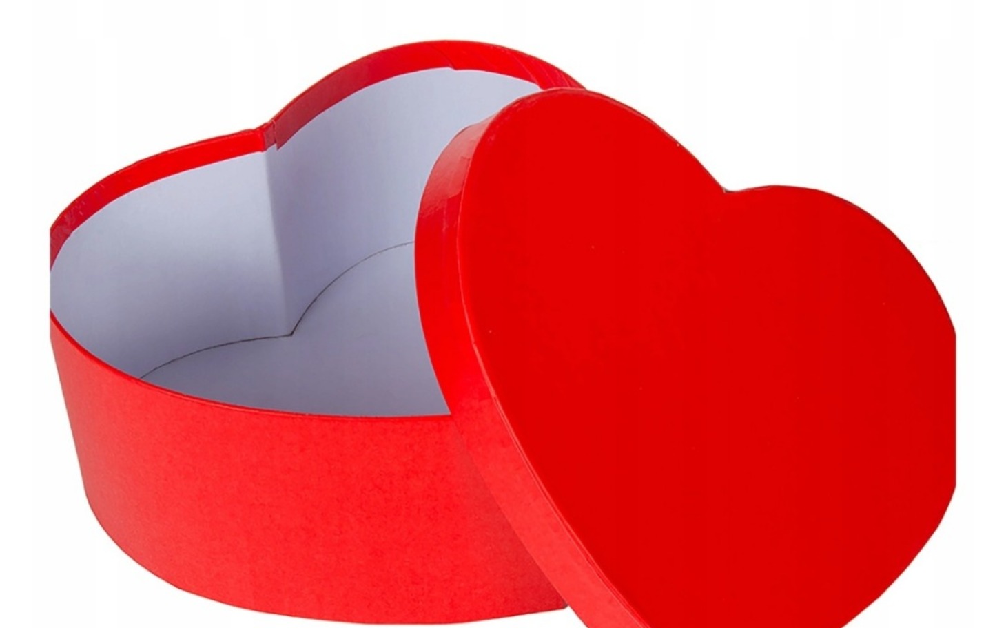 
        Czerwone pudełko w kształcie serca, idealne na prezent.
    