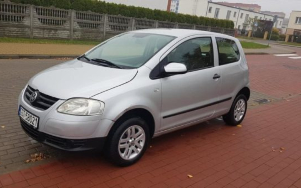 
        Srebrny samochód zaparkowany na ulicy.
    