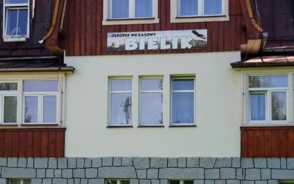 
        Budynek ośrodka wczasowego z napisem 'Bielik'.
    