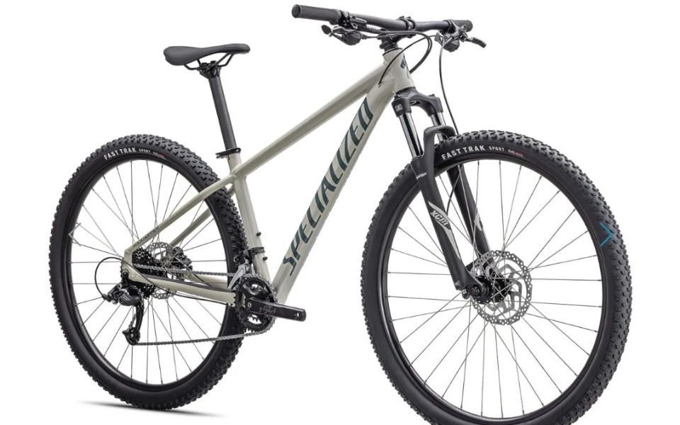 
        Rower górski marki Specialized, gotowy do jazdy w terenie.
    