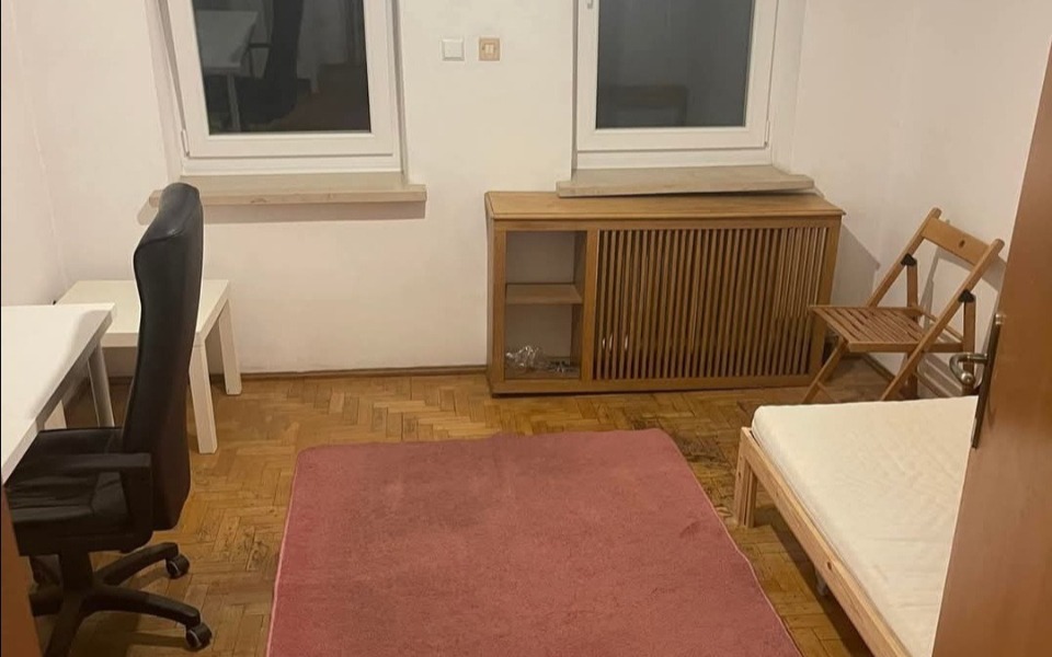 
        Pusty pokój z biurkiem, krzesłem i łóżkiem.
    