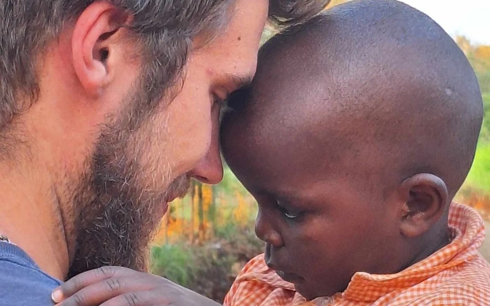 
        Mężczyzna i dziecko, blisko siebie, dzielący emocjonalny moment.
    