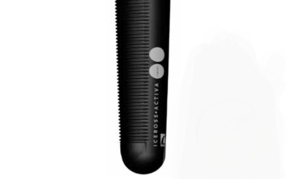 
        Czarny prostownik do włosów z przyciskami i logo.
    