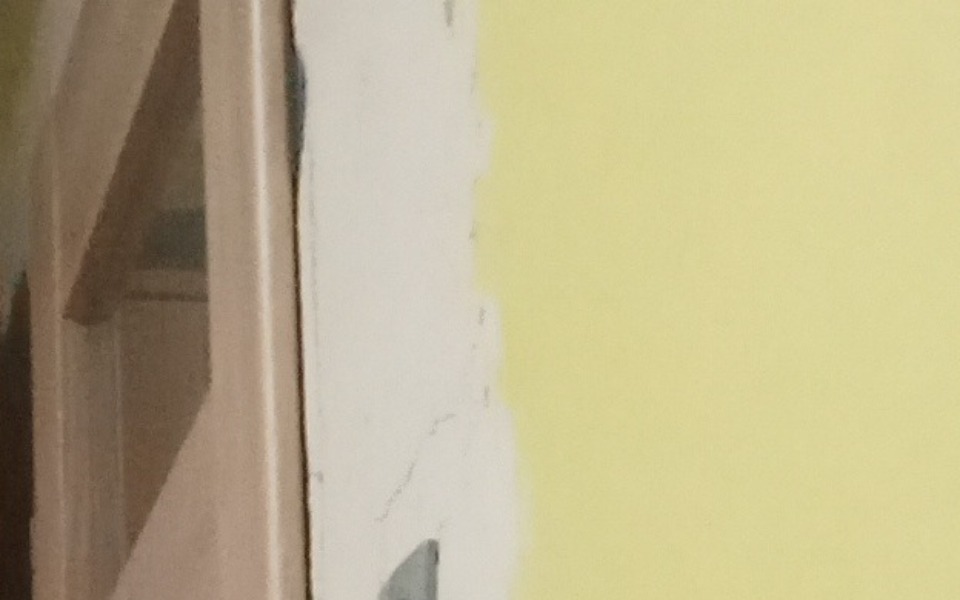 
        Fragment ściany z uszkodzeniami, do remontu.
    