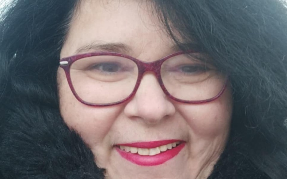 
        Uśmiechnięta kobieta w okularach, z czerwonymi ustami.
    