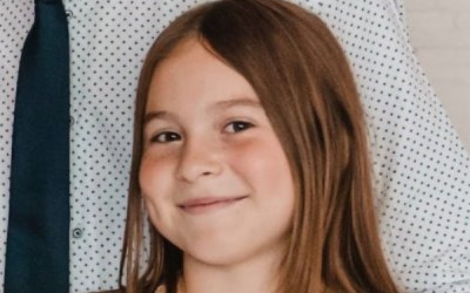 
        Uśmiechnięta dziewczynka z długimi włosami na zdjęciu.
    