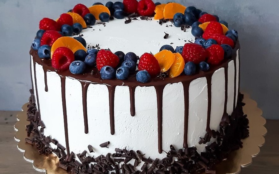 
        Czarny kot z opatrunkiem na łapie, jedzący z miski.
    