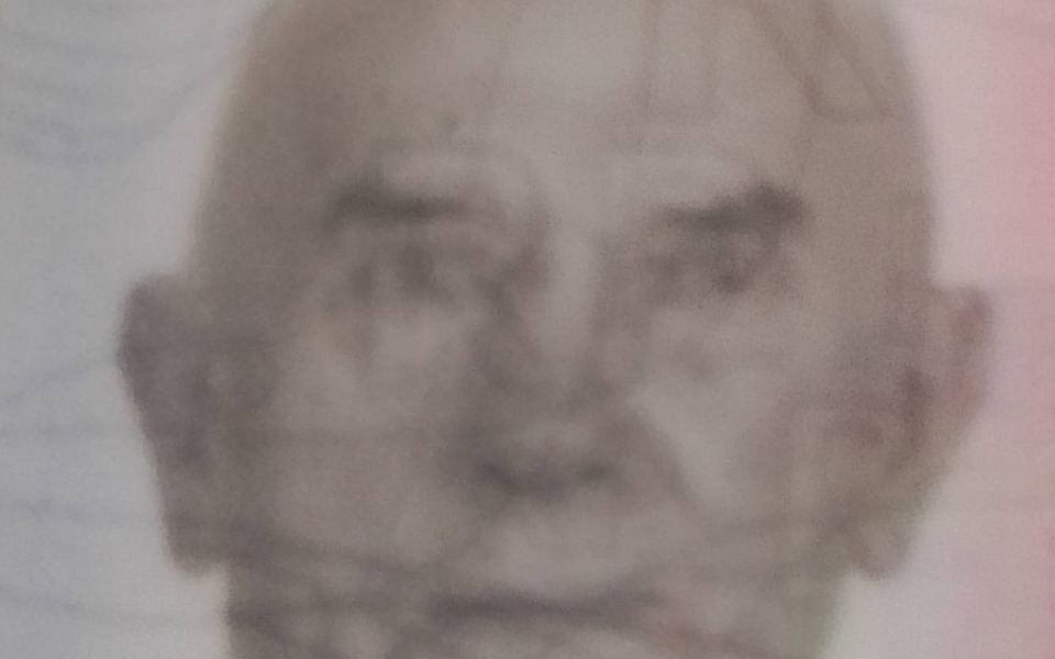 
        Rozmyte zdjęcie starszego mężczyzny.
    