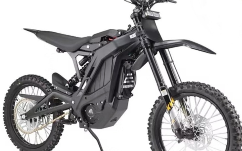 
        Nowoczesny motocykl elektryczny na białym tle.
    