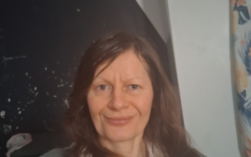 
        Kobieta z długimi włosami, patrząca w obiektyw.
    