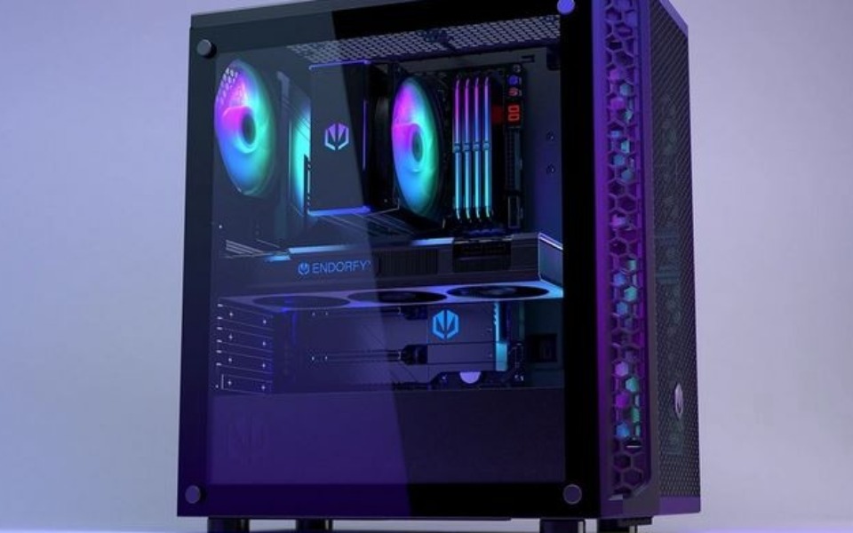 
        Nowoczesna obudowa komputera z podświetleniem RGB.
    