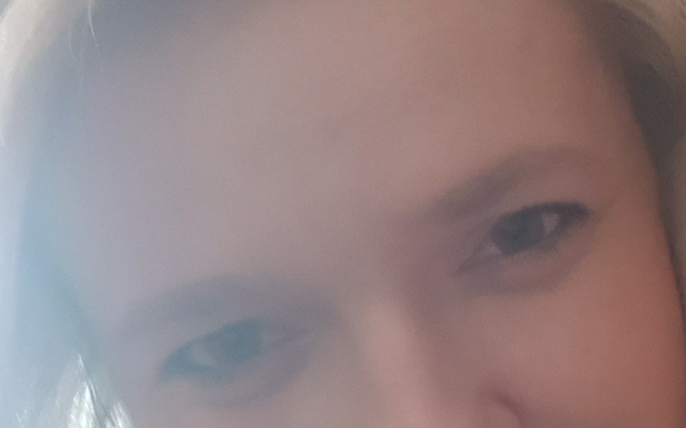 
        Portret osoby z uśmiechem, z bliska, w jasnym otoczeniu.
    