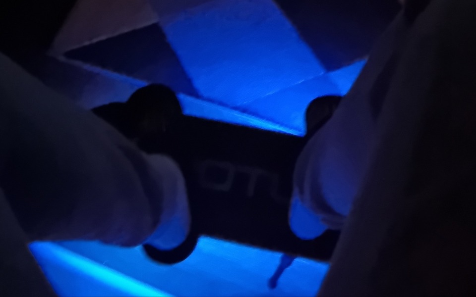 
        Osoba na deskorolce, widok z góry, z niebieskim podświetleniem.
    