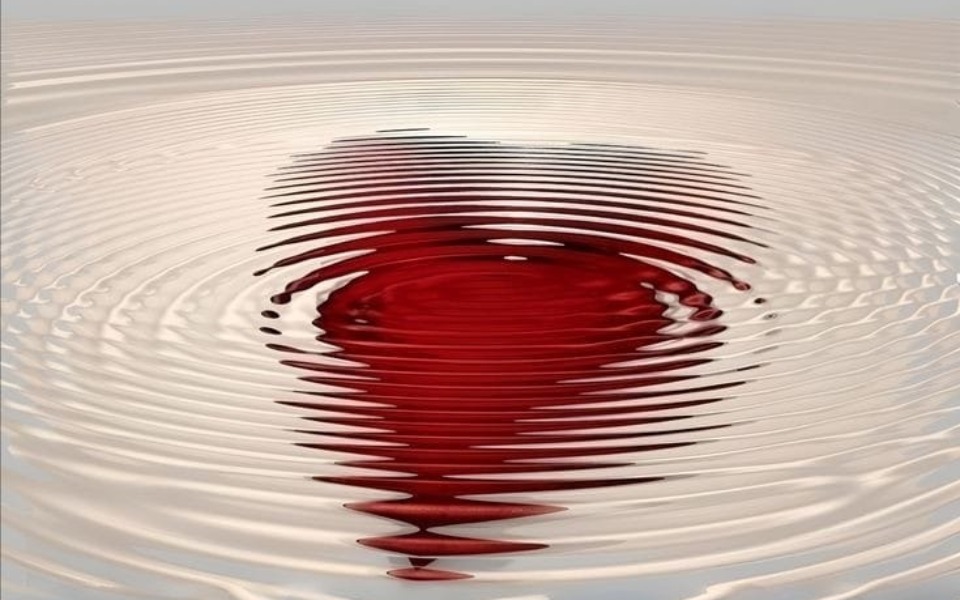 
        Woda z falami tworzy kształt serca na powierzchni.
    