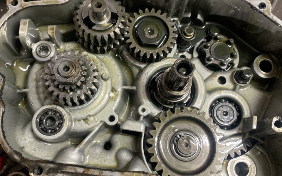 
        Skrzynka z przekładniami i olejem w środku.
    