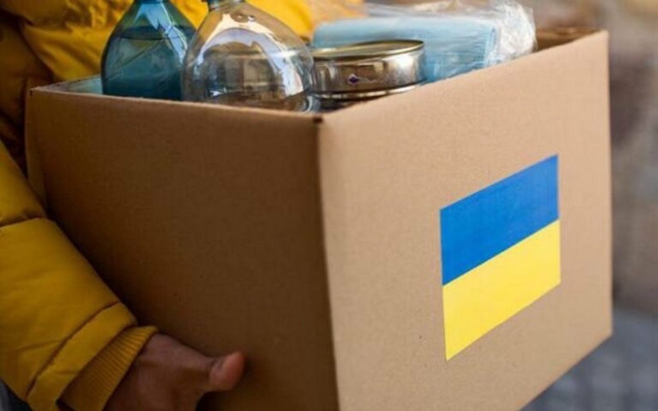 
        Osoba niosąca karton z darami dla Ukrainy.
    