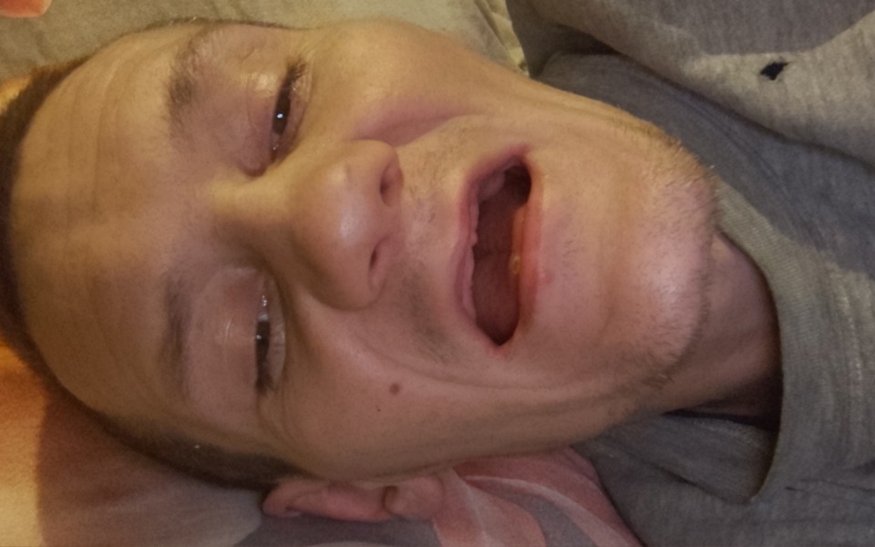 
        Mężczyzna leżący na łóżku, z otwartą buzią i zaskoczonym wyrazem twarzy.
    