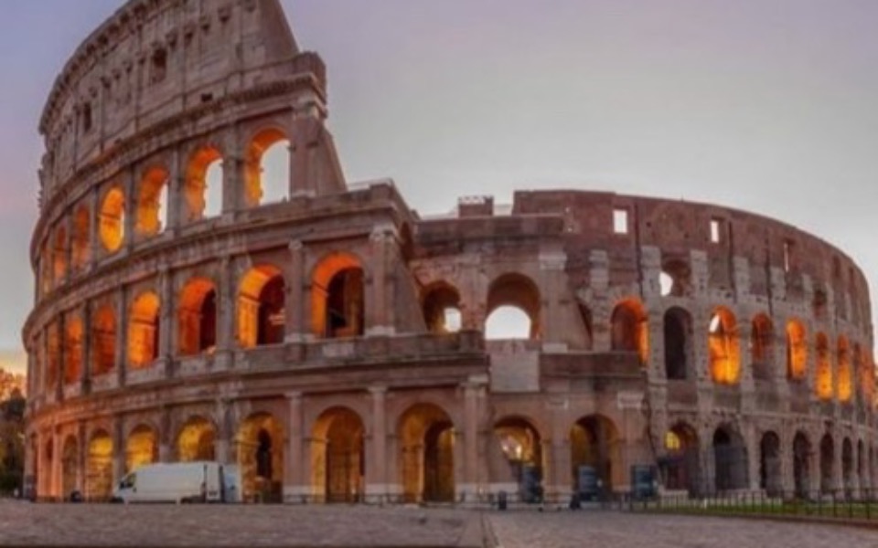 
        Koloseum w Rzymie oświetlone w zachodzącym słońcu.
    