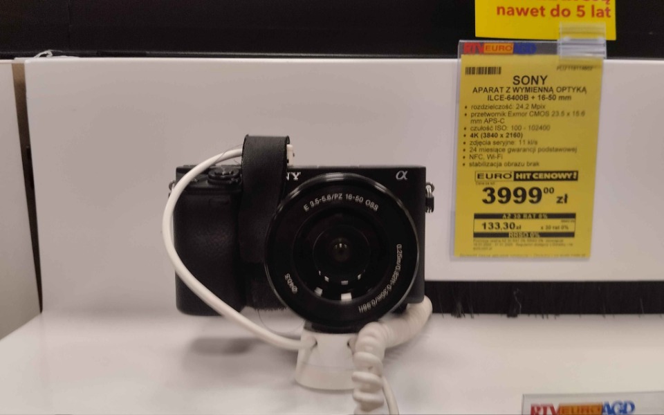 
        Aparat fotograficzny na wystawie w sklepie.
    