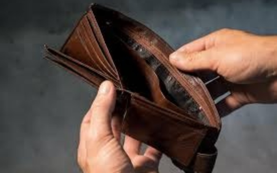 
        Pusty portfel trzymany w dłoniach.
    