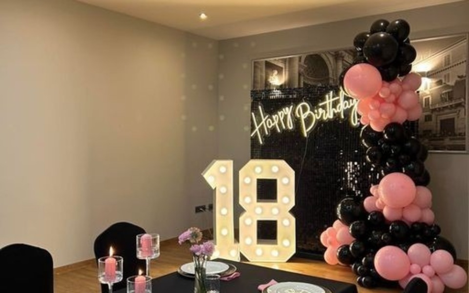 
        Dekoracje urodzinowe z napisem 'Happy Birthday'.
    