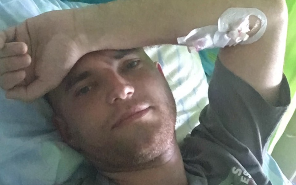 
        Mężczyzna leżący w łóżku szpitalnym, z kroplówką na ramieniu.
    