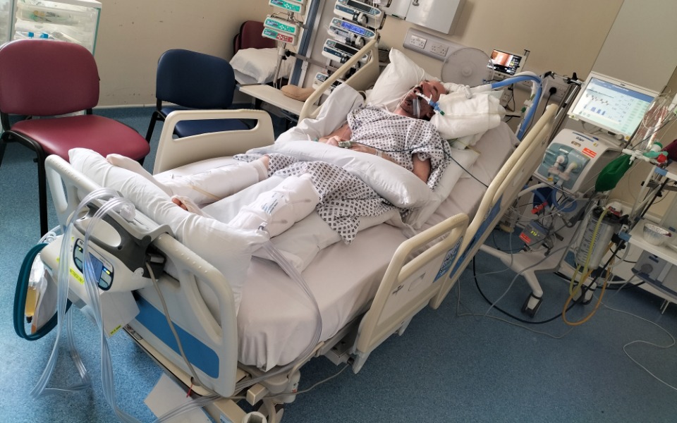 
        Pacjent w szpitalu, podłączony do aparatury medycznej.
    