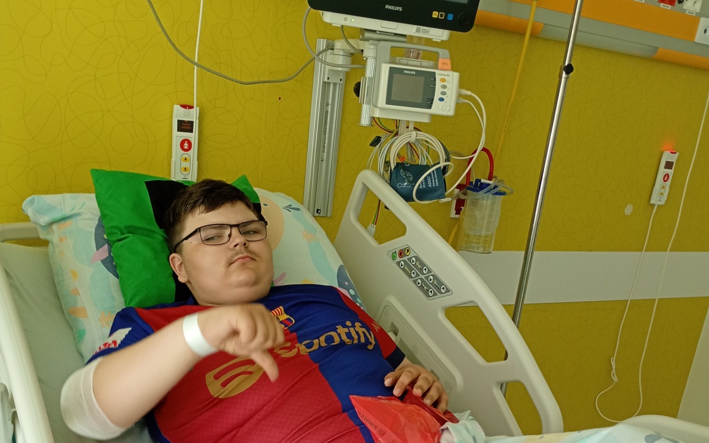 
        Rower crossowy w niebieskim kolorze stojący na zewnątrz
    