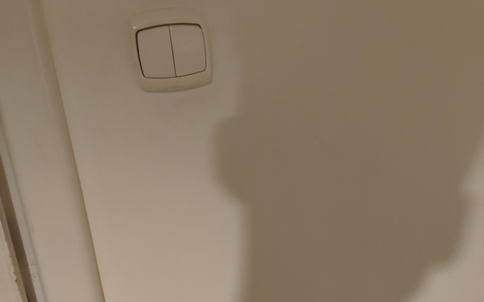 
        Cień na ścianie obok włącznika światła.
    