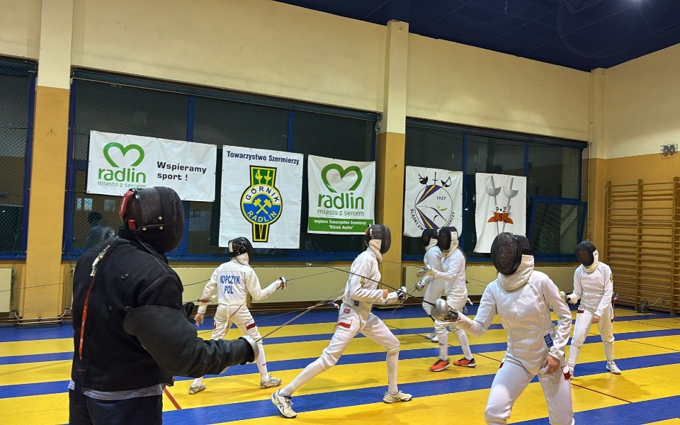 
        Zawodnicy podczas treningu szermierczego.
    