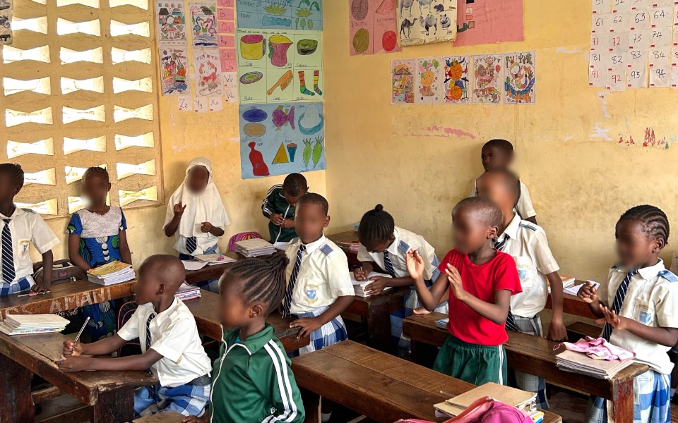 
        Klasa szkolna z dziećmi w mundurkach.
    