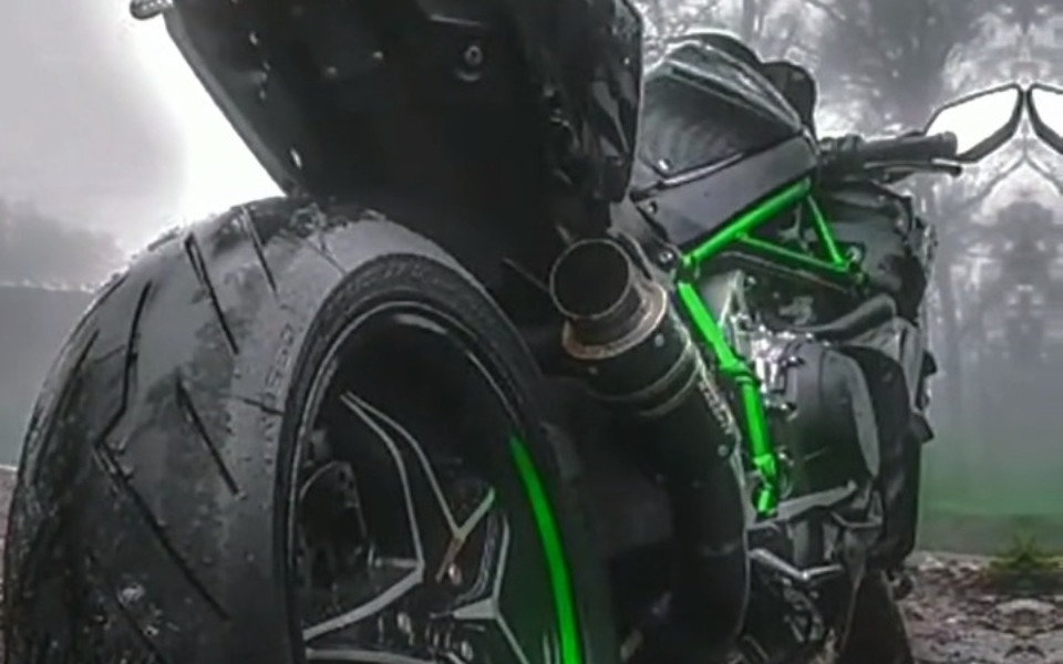 
        Motocykl w deszczowej scenerii, z widocznymi detalami.
    