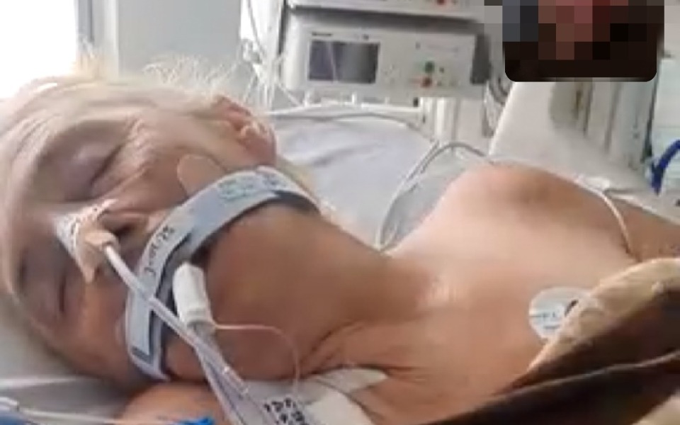 
        Osoba w szpitalu, podłączona do aparatury medycznej.
    