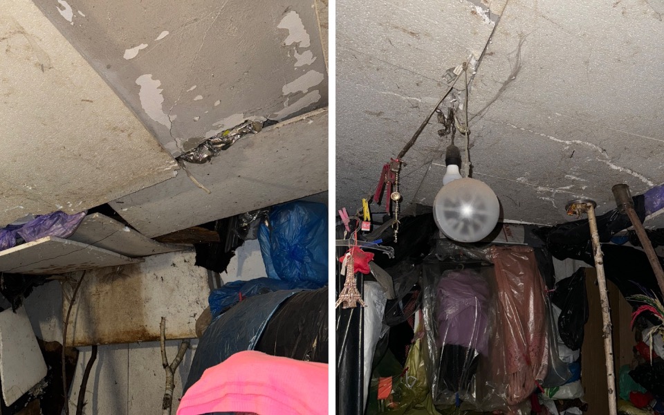 
        Zatłoczone pomieszczenie z uszkodzonym sufitem i porozrzucanymi rzeczami.
    