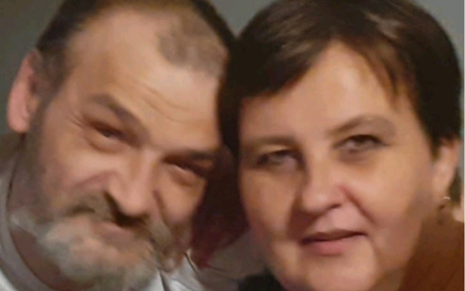 
        Para uśmiechająca się do kamery, blisko siebie.
    