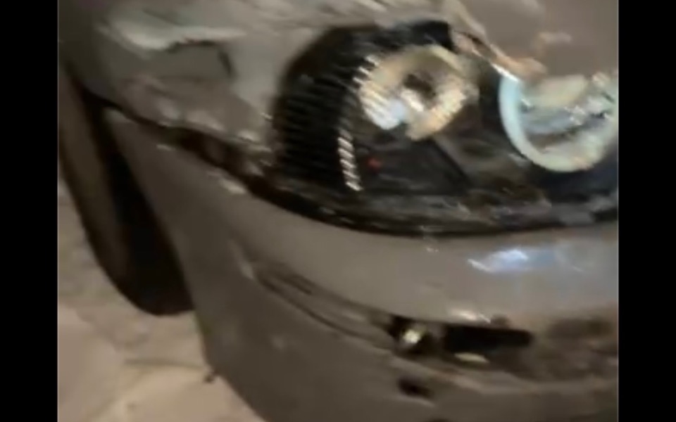 
        Uszkodzony samochód po wypadku, z widocznymi zniszczeniami.
    