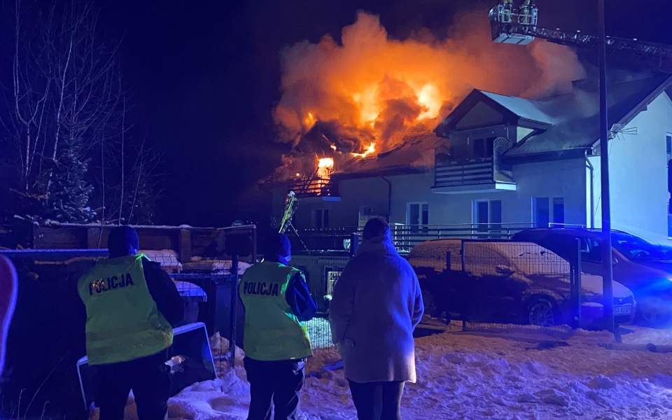 
        Pożar budynku, strażacy i policja na miejscu.
    