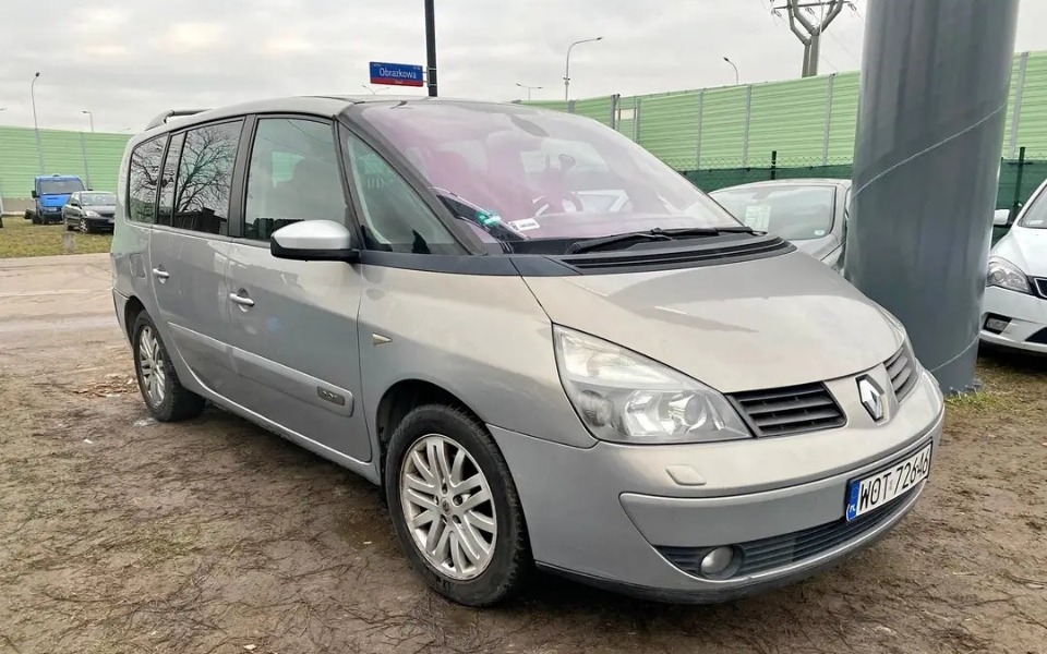 
        Srebrny samochód zaparkowany na parkingu.
    