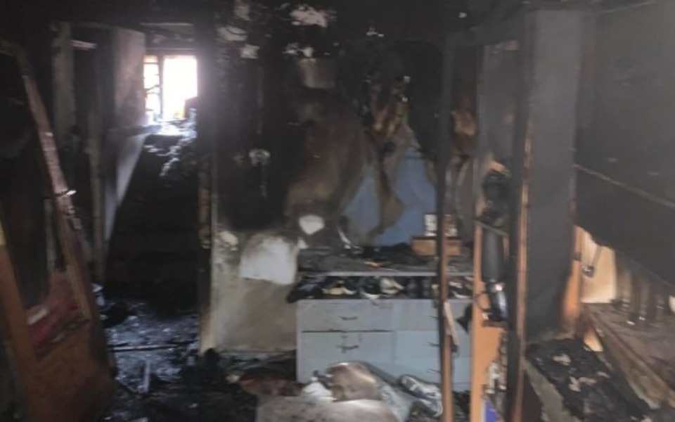 
        Zniszczone wnętrze po pożarze, z popiołem i zniszczeniami.
    