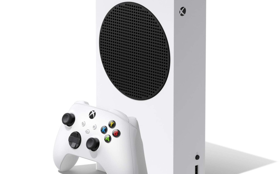 
        Konsola Xbox Series S z kontrolerem w białym kolorze.
    