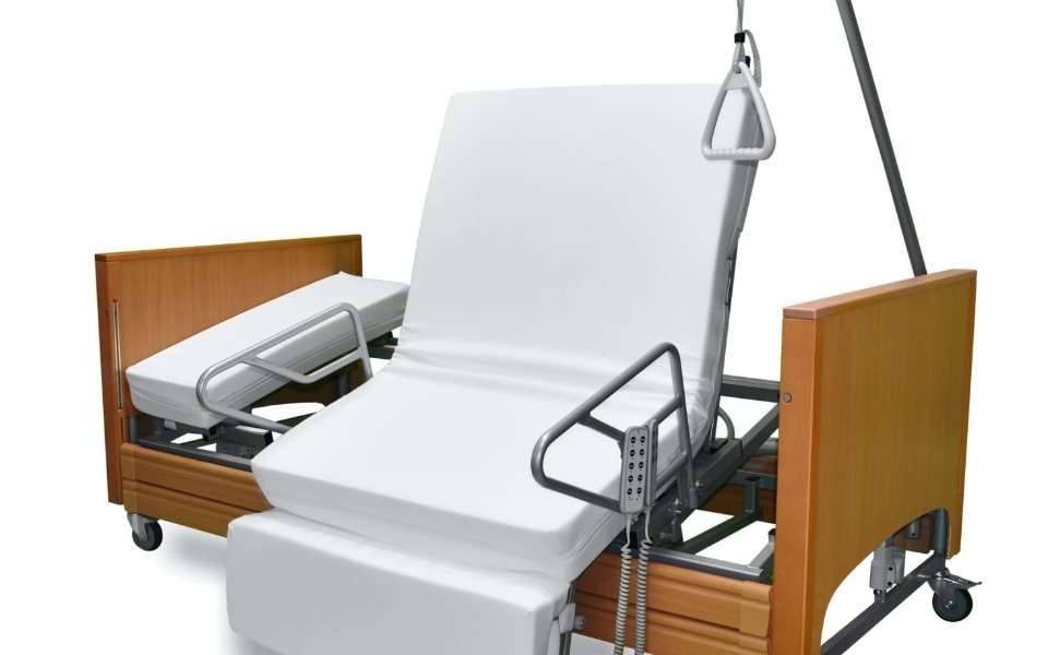 
        Szpitalne łóżko z regulacją, gotowe do użycia.
    