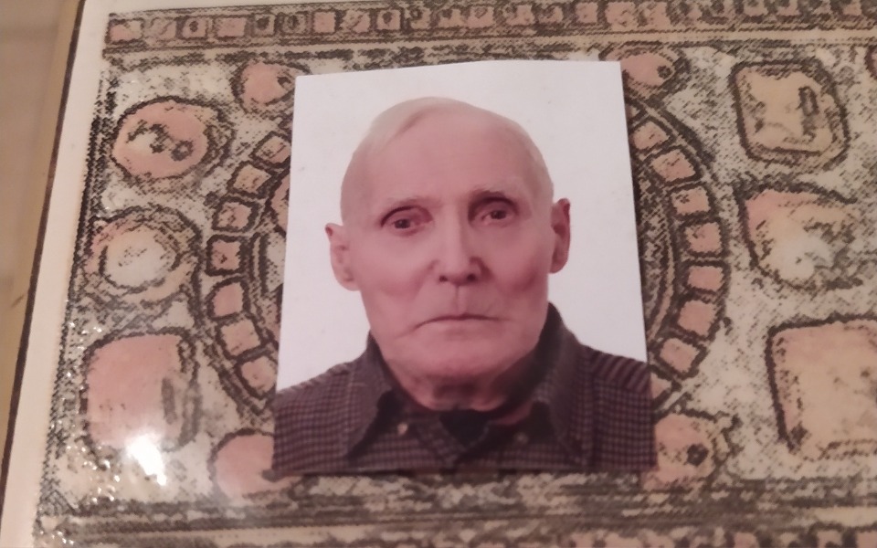 
        Zdjęcie starszego mężczyzny na tle ozdobnego tła.
    