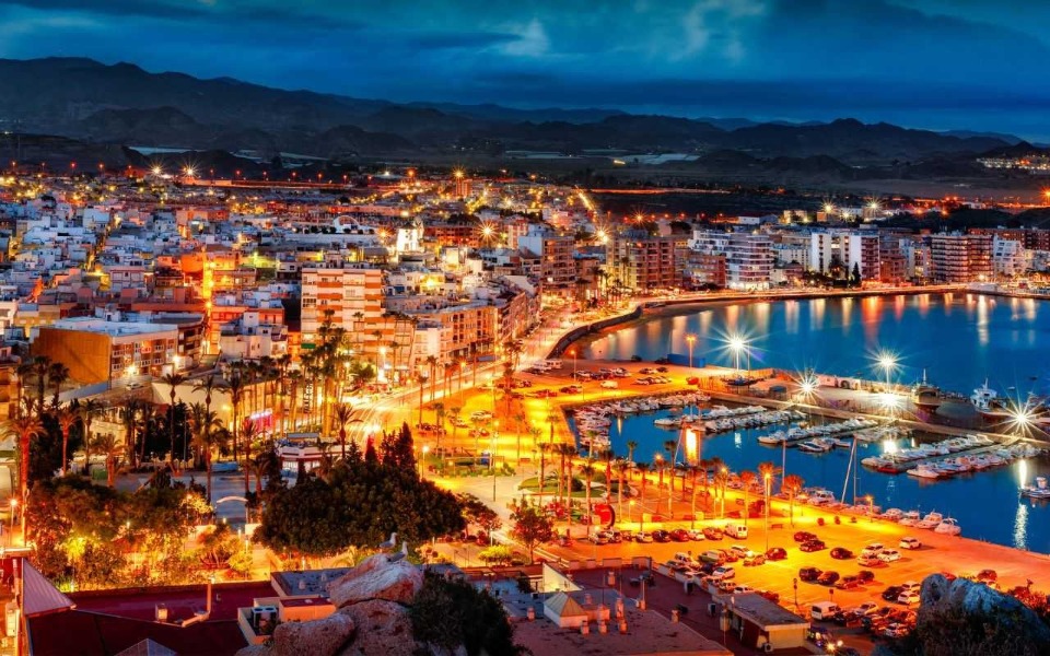 
        Widok na miasto nocą, oświetlone latarniami.
    