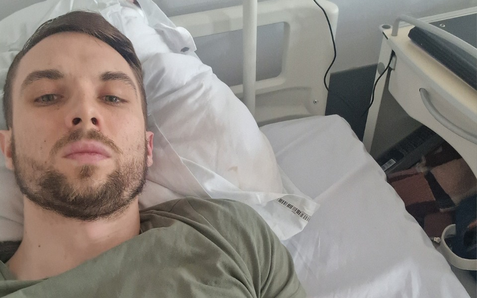 
        Mężczyzna leżący w szpitalnym łóżku.
    